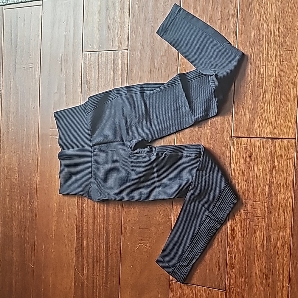 NWOT Zyia leggings with cool texture!
